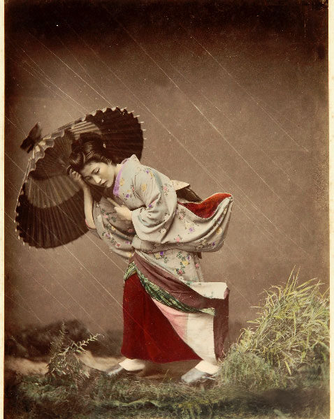 Mujer en una fuerte tormenta