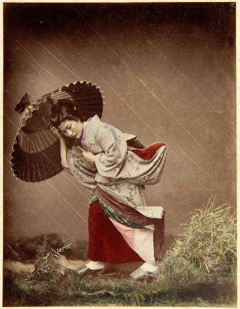 Mujer en una fuerte tormenta